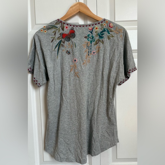 Johnny Was / Gray Top Floral Embroidery T-shirt / XS - Picture 6 of 7